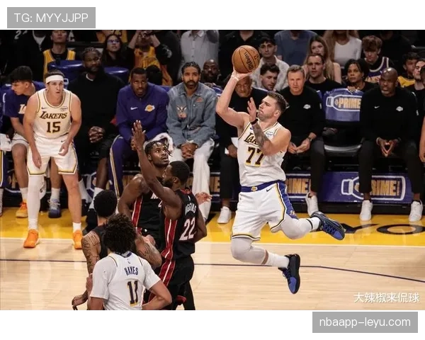 戴维斯防守策略成关键,湖人战术升级强势重返巅峰 戴维斯防守策略成关键,湖人战术升级强势重返巅峰