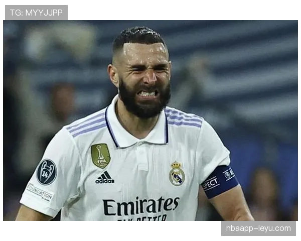 本泽马 vs 吉鲁:全能核心与终极支点的战术价值差异 本泽马 vs 吉鲁:全能核心与终极支点的战术价值差异