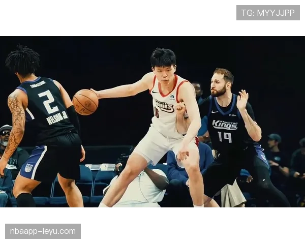 杨瀚森无球跑位制造投位 不及库里灵活影响效率