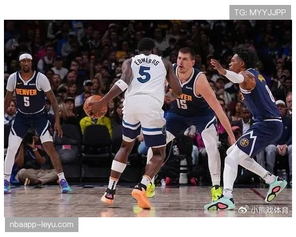 西蒙斯挡拆牵制约基奇，高效转为内线创造点