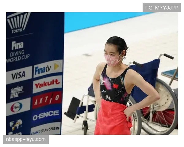 昌雅妮跳水冠军，回家连沙发都不坐，直接躺地板练核心？